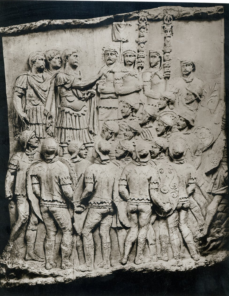 Trajan (98-117) henvender seg til hæren, en rollebesetning hentet fra Trajans kolonne, AD 113 (gips) av Roman