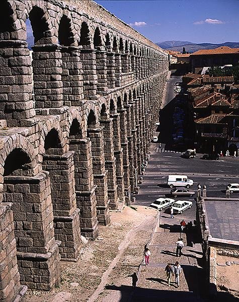 Utsikt langs den romerske akvedukten, bygget i 1. århundre e.Kr. (bilde) av Roman