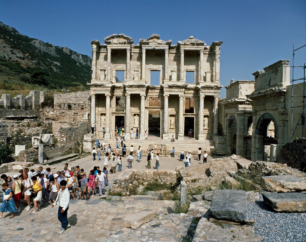 Utsikt over Celsus-biblioteket, bygget i 117. Detalj av frisen av Roman