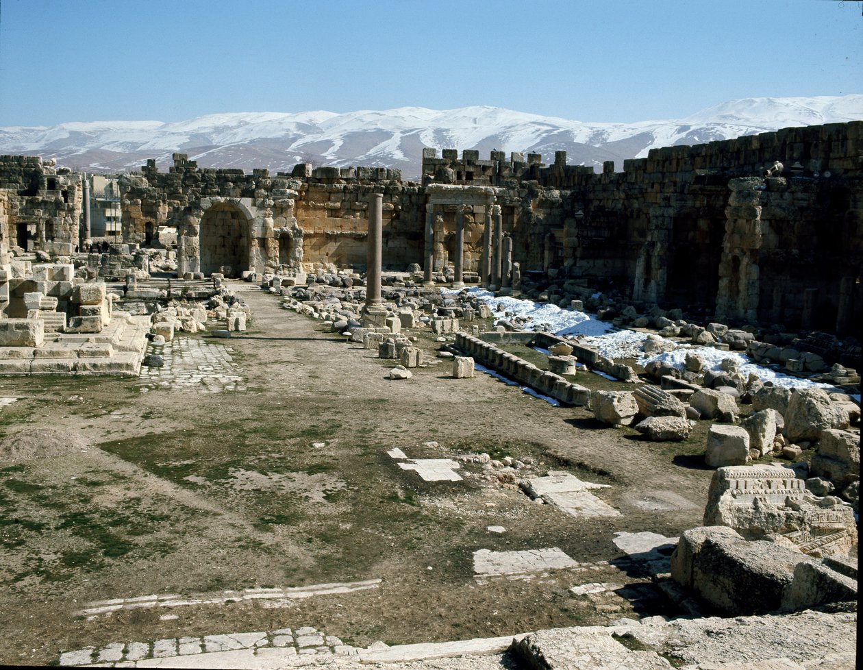 Utsikt over den store domstolen i det gamle Heliopolis tempelkompleks, 2. århundre av Roman