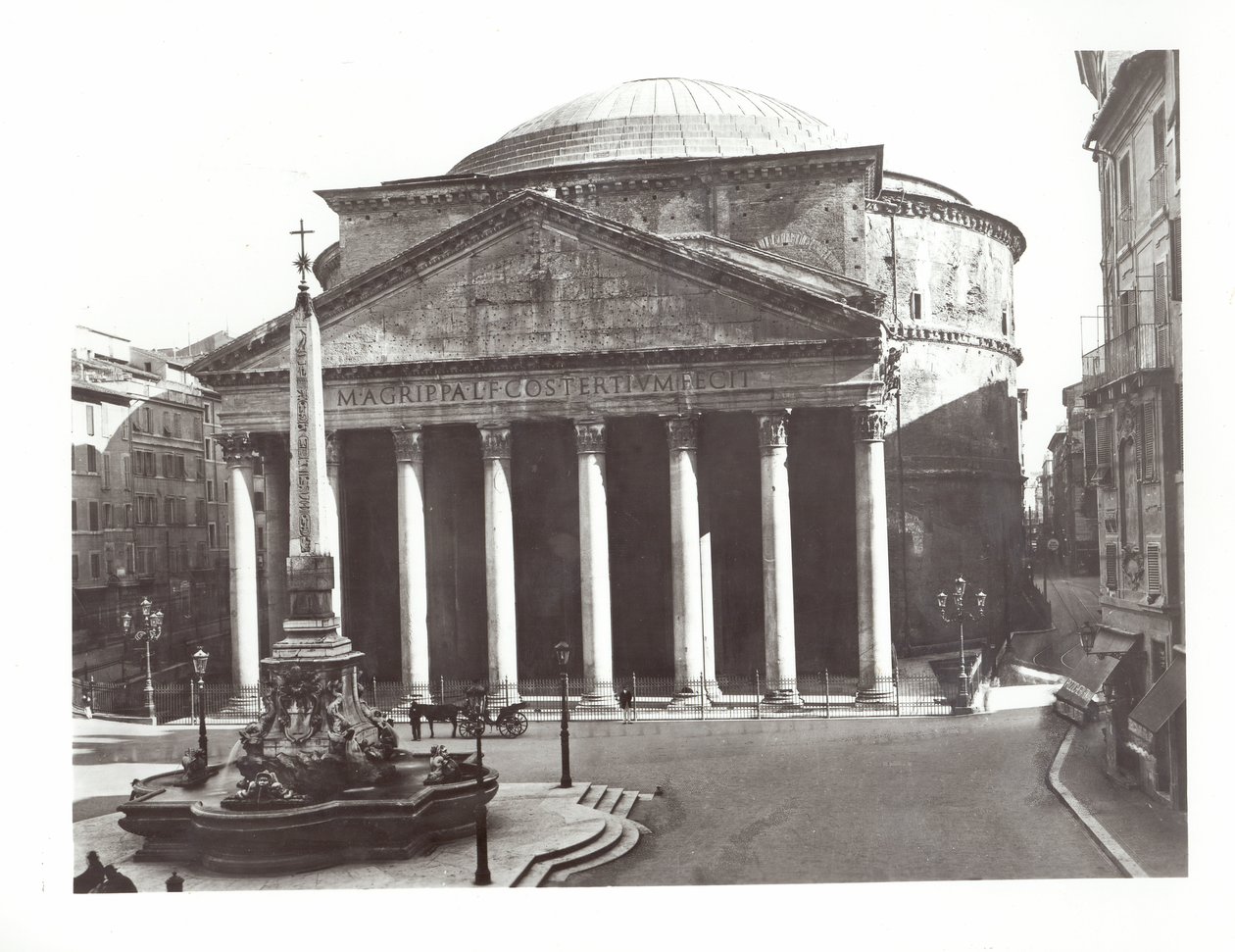 Utsikt over Pantheon og den egyptiske obelisken på Piazza della Rotunda av Roman