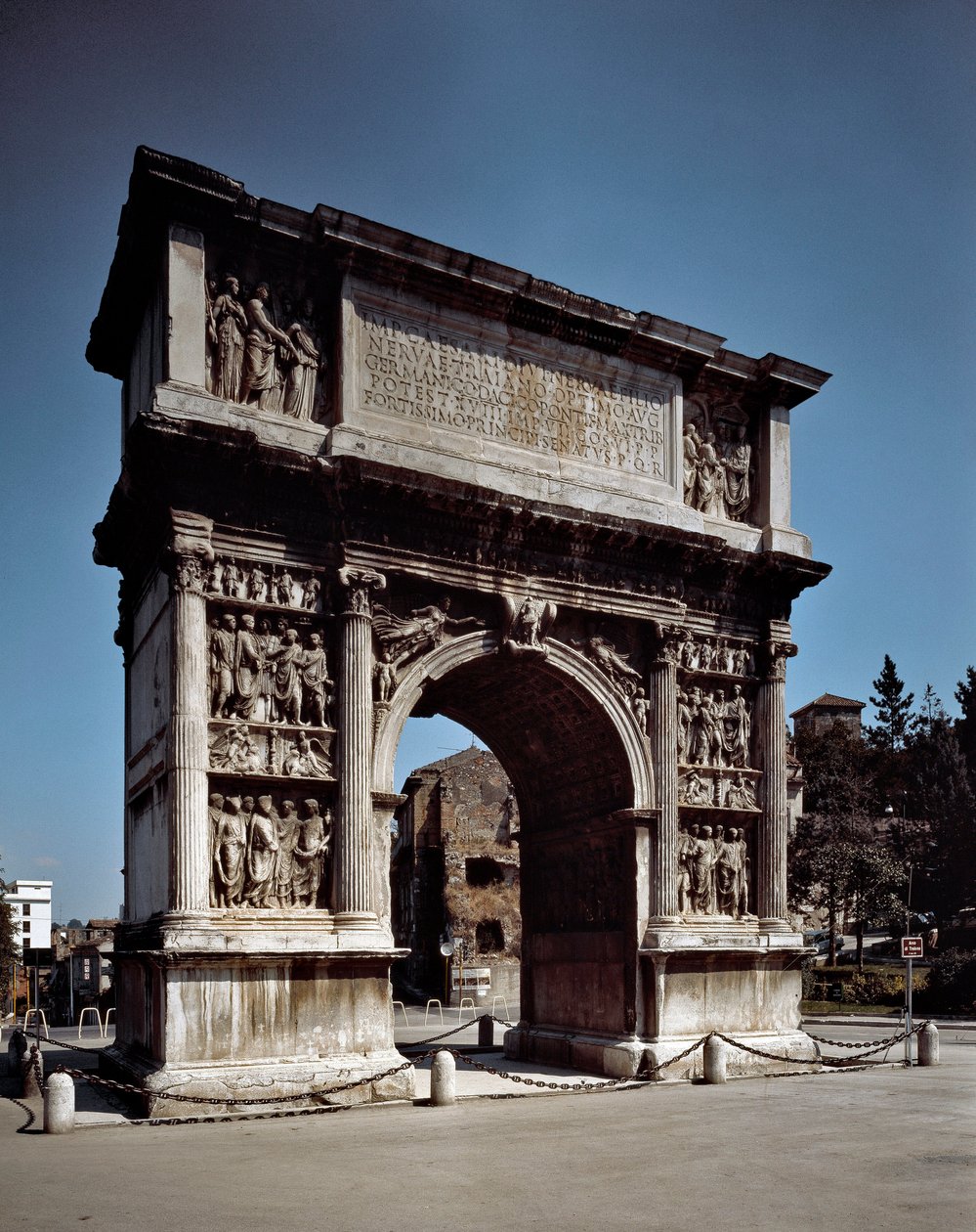 Utsikt over buen til Trajan Benevent, bygget mellom 114 og 117 (fotografi) av Roman