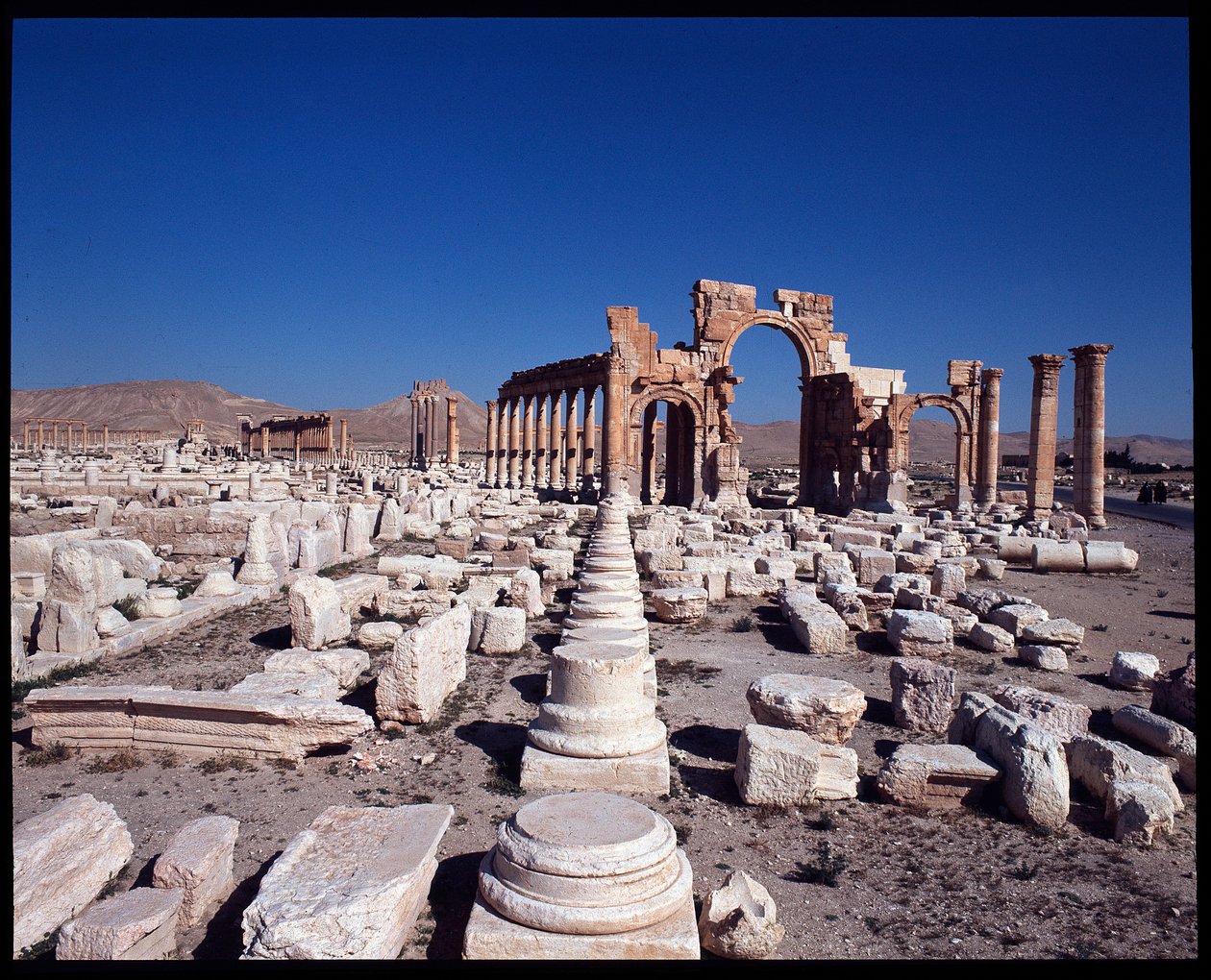 Utsikt over den store søylegangen og den monumentale buen (tidlig 3. århundre e.Kr.) Fotografi av Roman