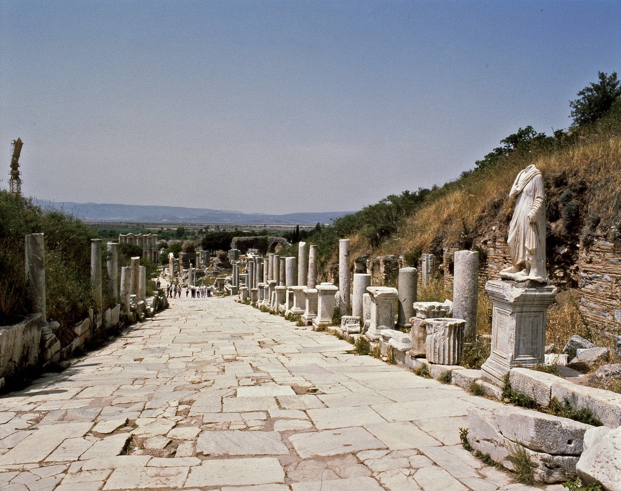 Utsikt over gaten Curetes mot biblioteket i Celsus. av Roman
