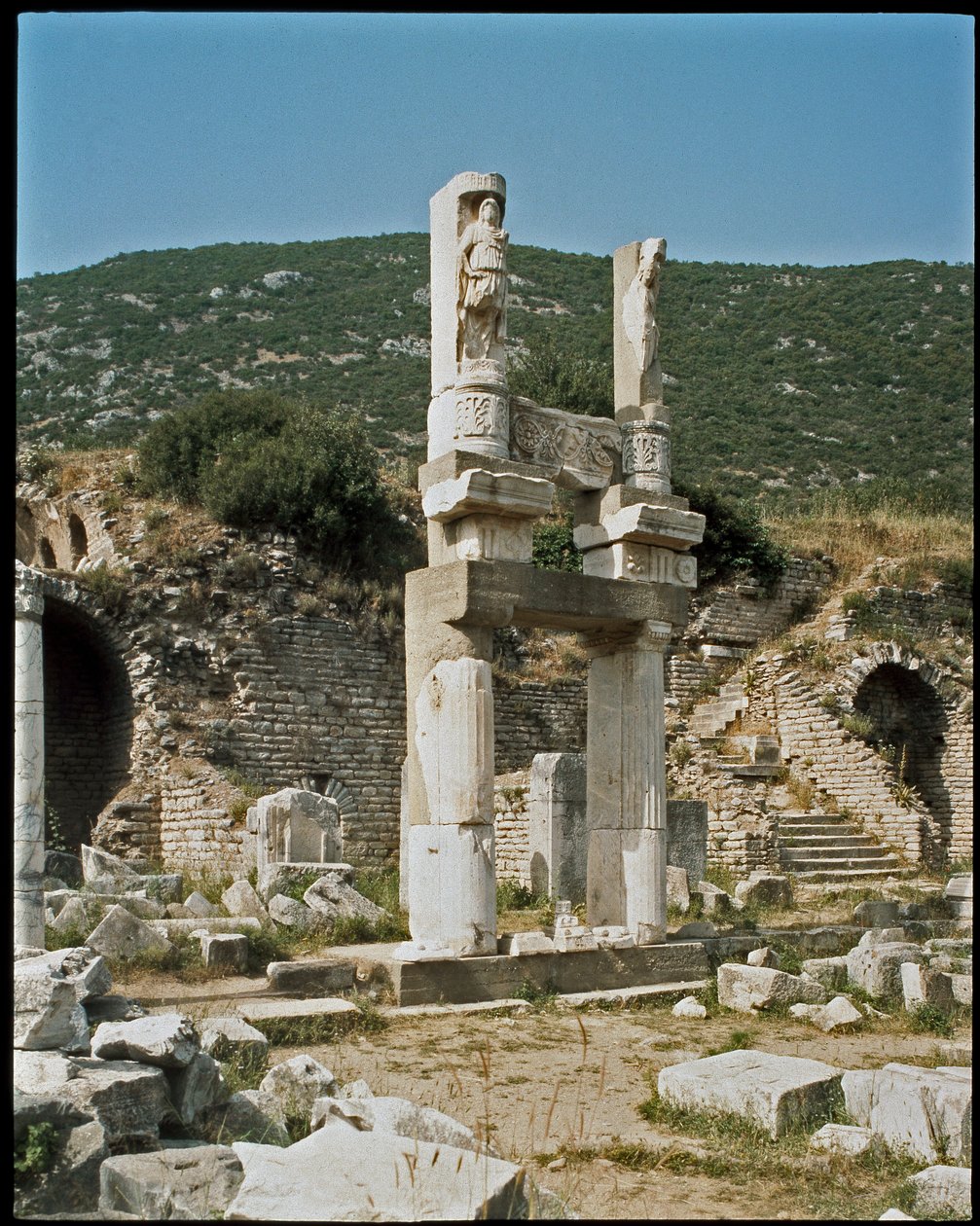 Utsikt over tempelet til Domitian dedikert til keiseren. av Roman
