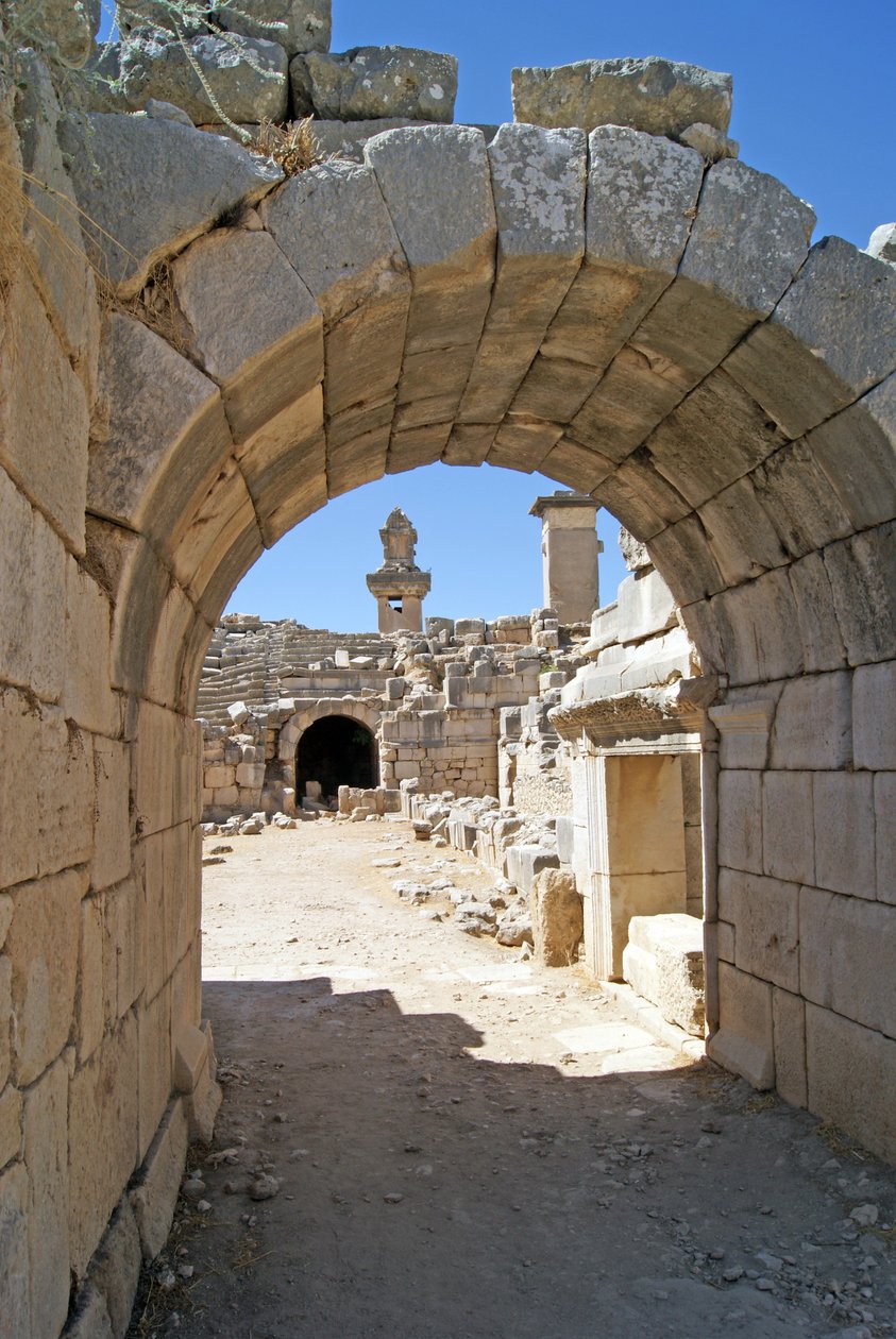 Utsikt gjennom den hvelvede inngangen til Xanthos-teatret inn i orkestergraven, og viser søyle og Harpy-grav, Xanthos, Tyrkia (bilde) av Roman
