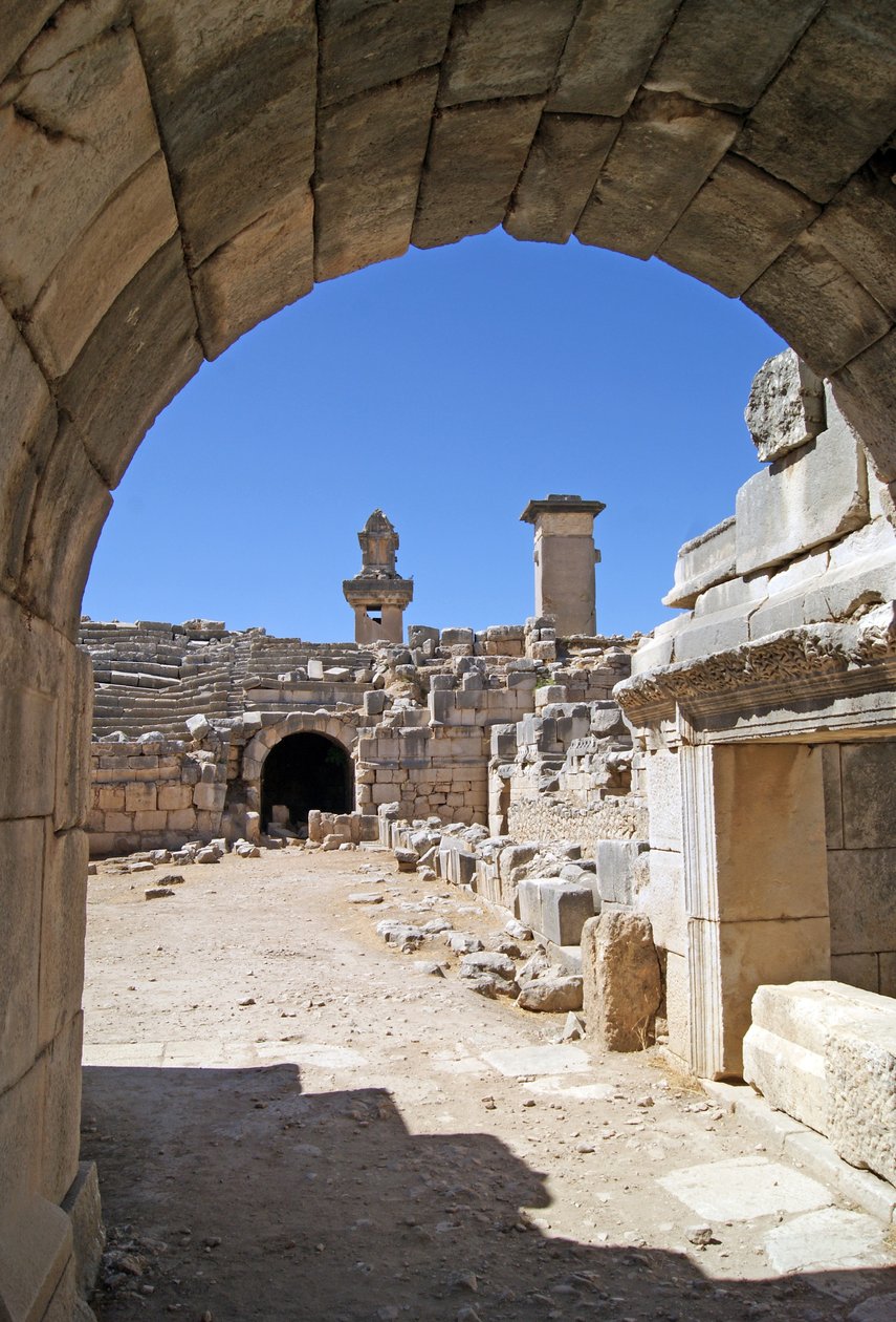 Utsikt gjennom den hvelvede inngangen til Xanthos-teatret inn i orkestergraven, og viser søyle og Harpy-grav, Xanthos, Tyrkia (bilde) av Roman