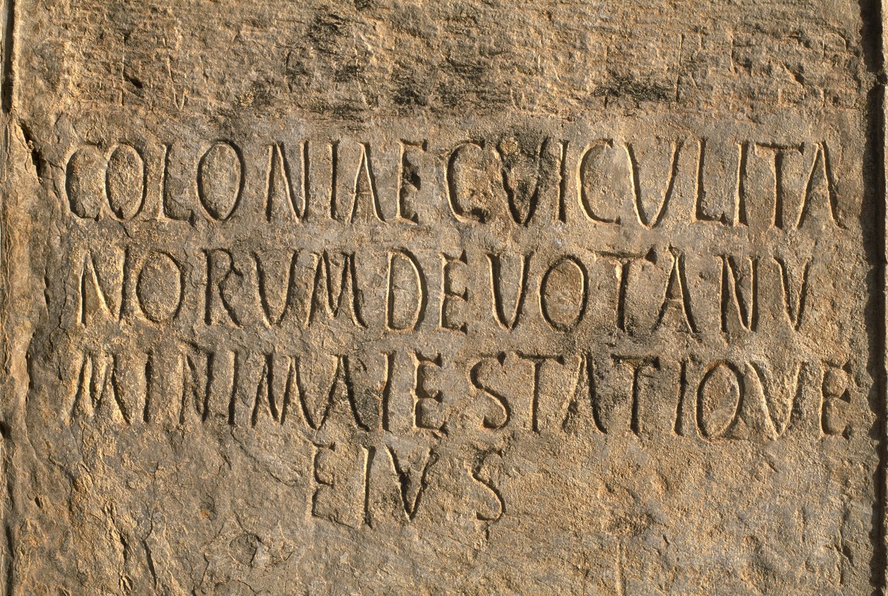 Latinsk inskripsjon med navnet på kolonien Cuicul, High Imperial Period (27 f.Kr.-395 e.Kr.) av Roman Imperial Period