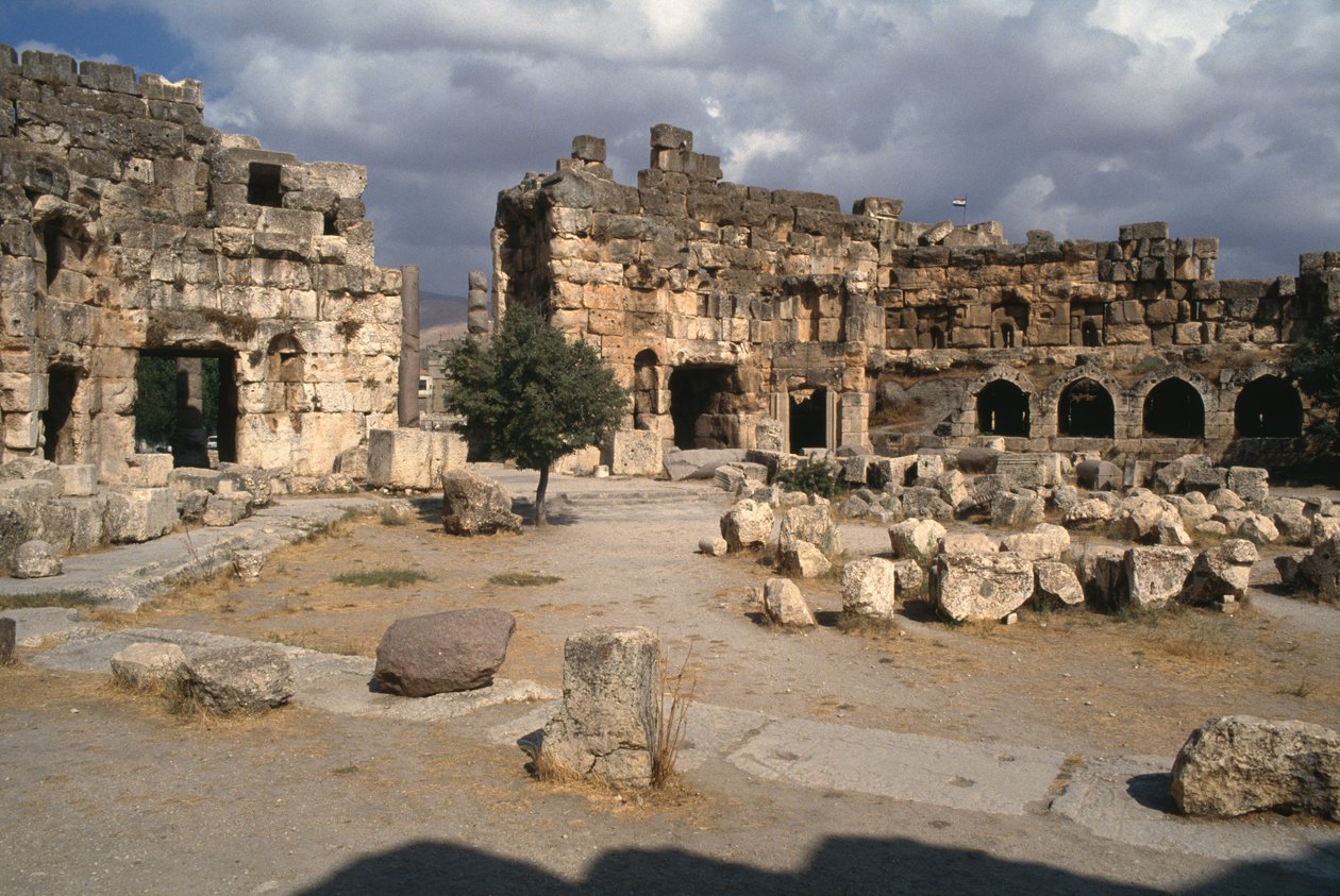 Helligdommen til Jupiter Heliopolitanus, sekskantet gårdsplass, høy keiserperiode (27 f.Kr.-395 e.Kr.) av Roman Imperial Period