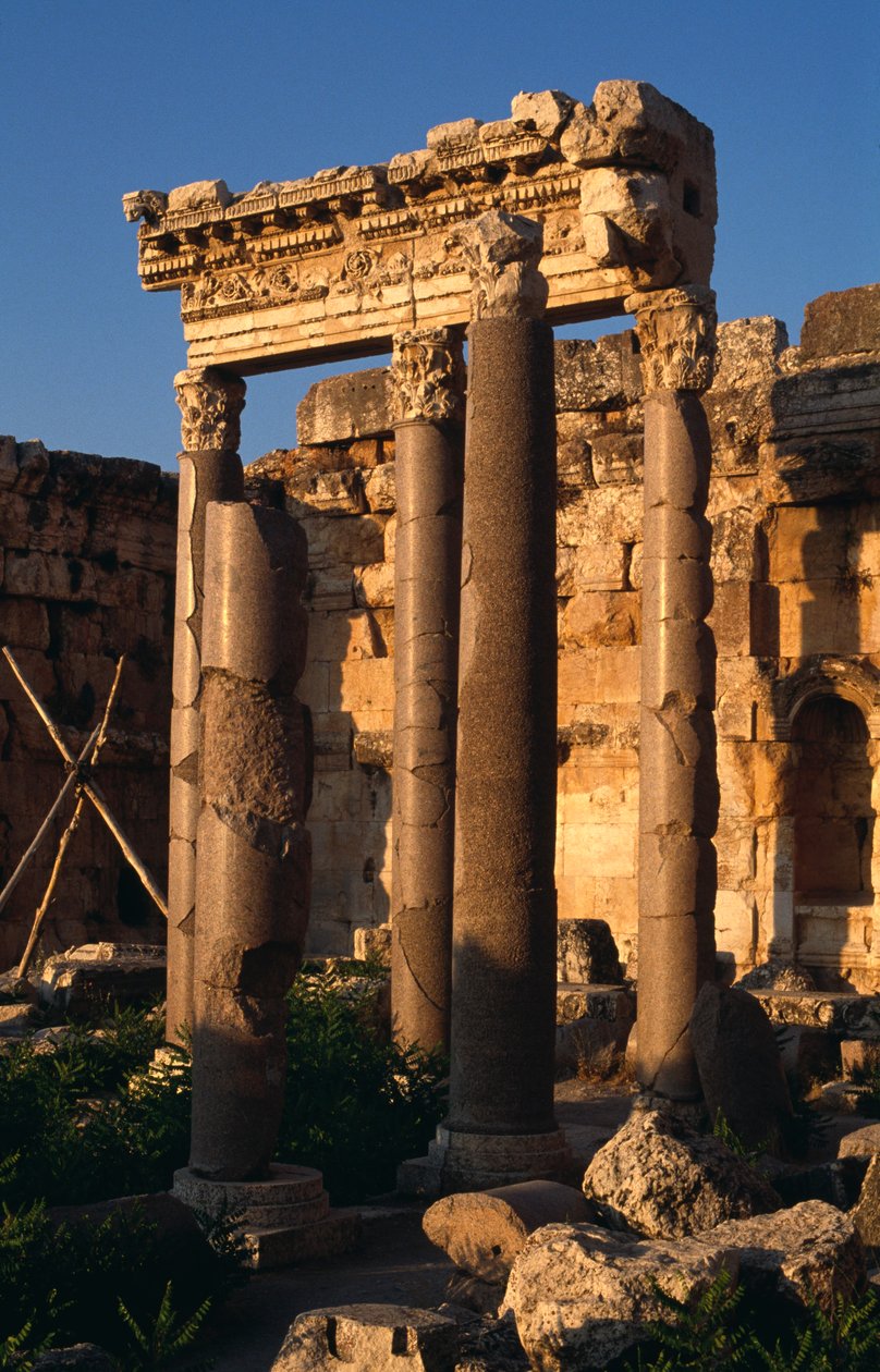 Helligdommen til Jupiter Heliopolitanus, portiko i gårdsplassen, høye keisertiden (27 f.Kr.-395 e.Kr.) av Roman Imperial Period