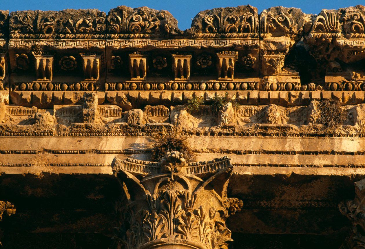 Temple of Bacchus, detalj av entablaturen, High Imperial Period 27 BC-395 AD foto av Roman Imperial Period
