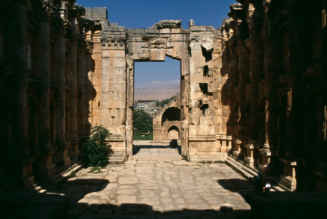 Temple of Bacchus, detalj, utsikt fra interiøret, High Imperial Period (27 BC-395 AD) av Roman Imperial Period