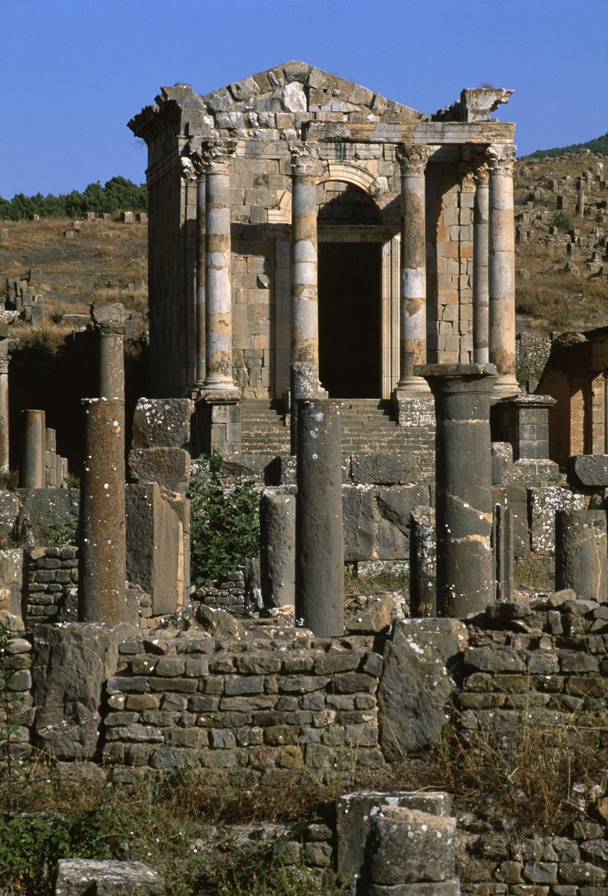 Utsikt over tempelet til Septimian-familien, High Imperial Period (27 BC-395 AD) (se også 267063 og 267064) av Roman Imperial Period