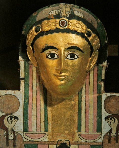 Mummikartonnasjehode av kasser, fra Deir el-Medina, Theben, midten av 2. århundre (malt lin og forgylt stukk) av Roman Period Egyptian