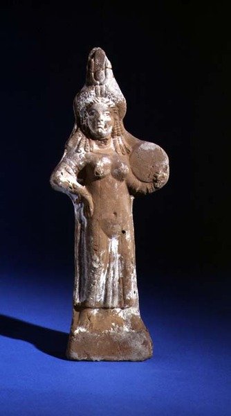 Statuett av gudinnen Isis som holder en tympanon (malt terrakotta) av Roman Period Egyptian