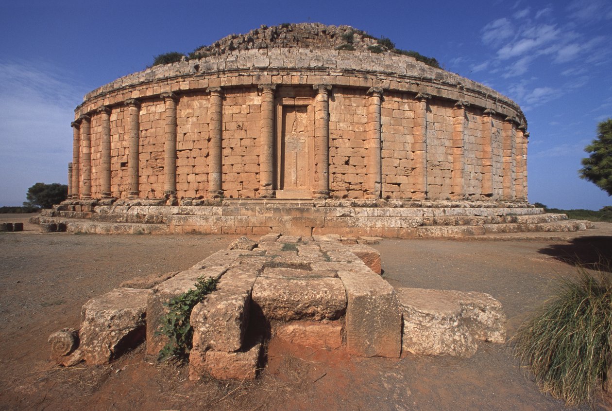 Royal Mausoleum of Mauretania, kalt Tomb of the Christian på grunn av korsene støpt på de falske dørene (se også 233873) av Roman Republican Period