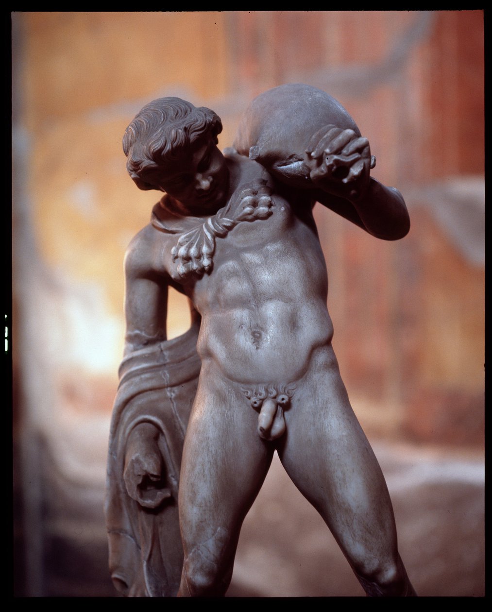 En satyr med et vinskinn. skulptur i Casa dei Cervi-huset, 5. århundre f.Kr.-1. århundre av Roman Roman