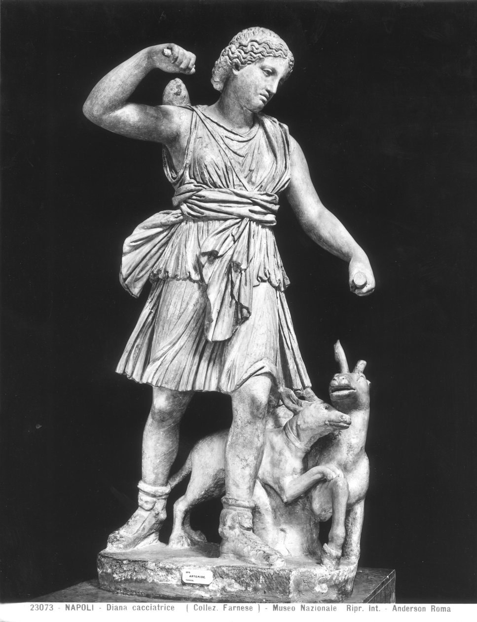 Artemis, kopi av en original fra 400-tallet f.Kr. (stein) (s/hvitt-foto) av Roman Roman