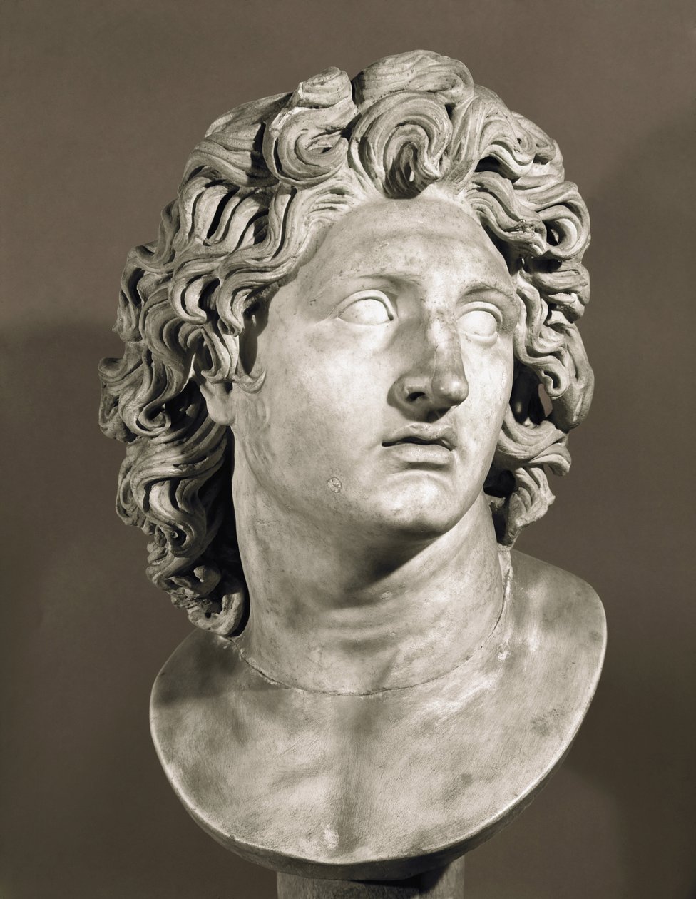Byste av Alexander den store (356-323 f.Kr.), konge av Macedoine og erobrer av Persia. Romersk kopi av en gresk original marmorskulptur. Capitoline Museum, Roma av Roman Roman