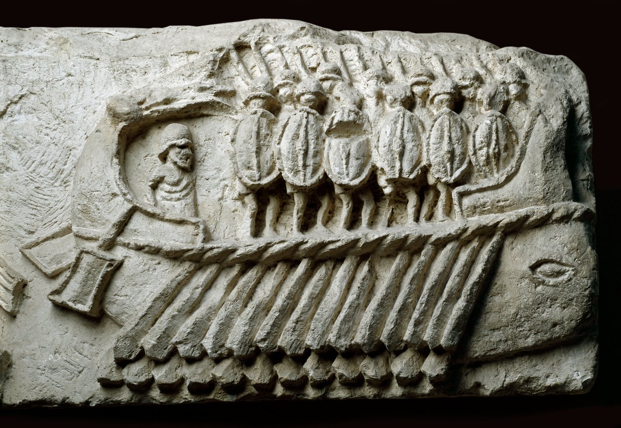 Støpt av et romersk bireme krigsskip som frakter væpnede soldater (relieff på stein) av Roman Roman