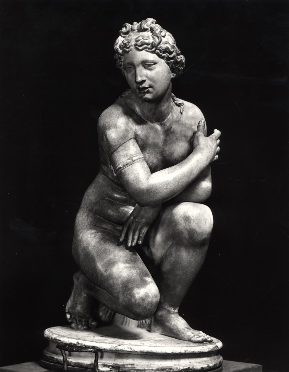 Crouching Venus, kopi av en gresk original fra det 3. århundre f.Kr. (marmor) (s/hvitt foto) av Roman Roman