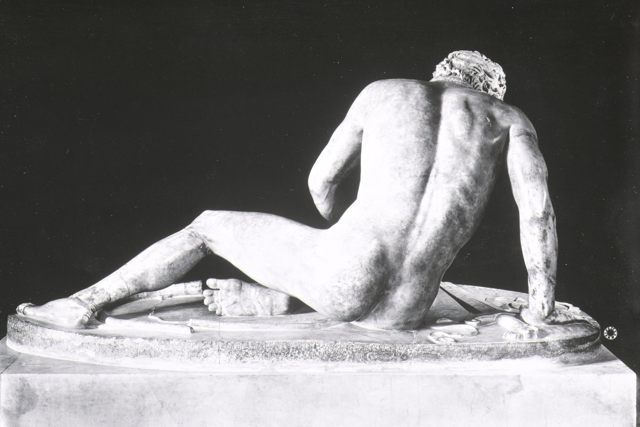 Dying Gaul, kopi av en gresk original fra ca. 230-220 f.Kr. av Epigonos (marmor) (s/hvitt foto) (sett bakfra) av Roman Roman