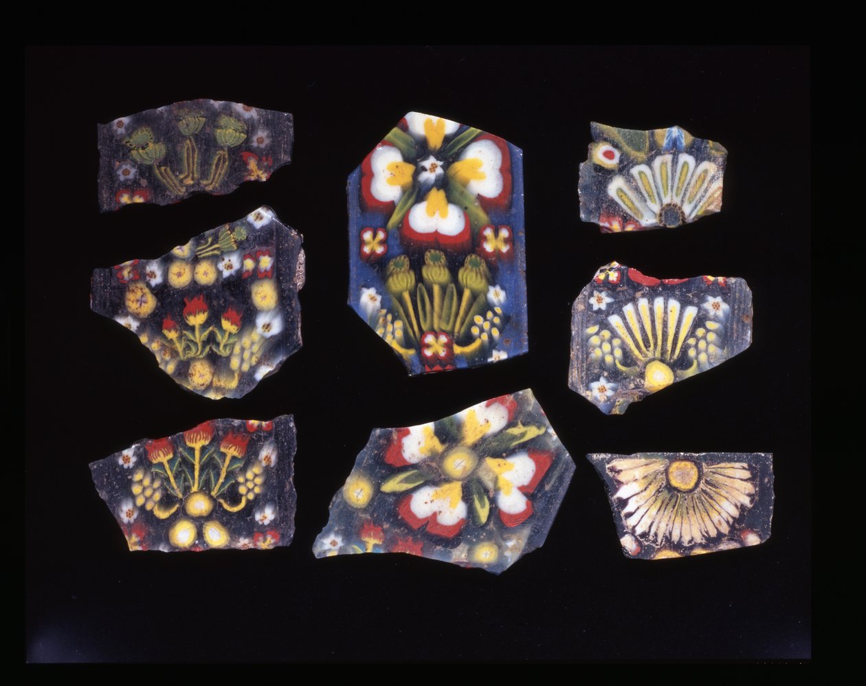 Åtte blomsterfragmenter av arkitektoniske plaketter, mosaikkglassteknikk, ca. 1. århundre f.Kr. - 1. århundre e.Kr. (glass) av Roman Roman