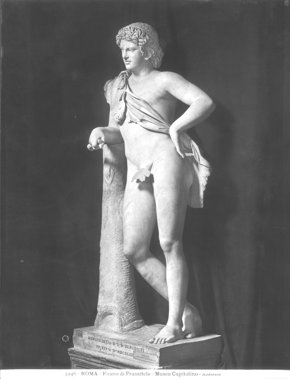 Faunus, kopi av en original av Praxiteles (ca. 370-330 f.Kr.) (marmor) (s/hvitt foto) av Roman Roman