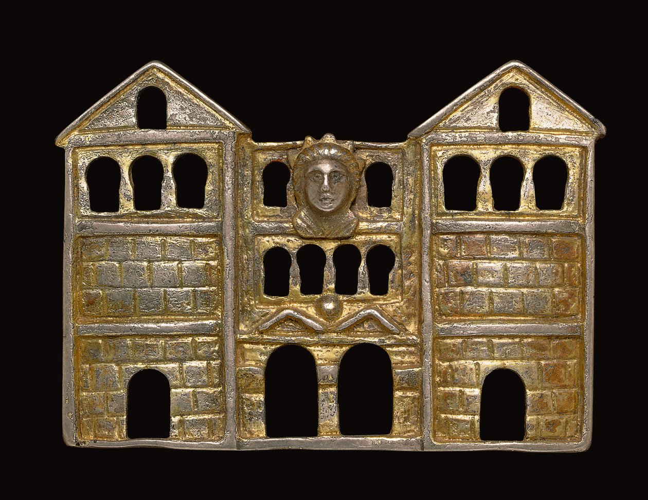 Fibula i form av en tre-etasjes tredelt port av rustikk murverk, ca. 3. - tidlig 4. århundre e.Kr. (forgylt sølv) av Roman Roman