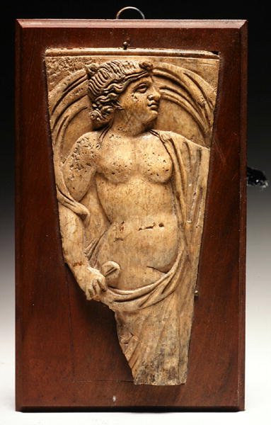 Fragment av relieffapplikasjon, 2.-3. århundre e.Kr. (bein) av Roman Roman