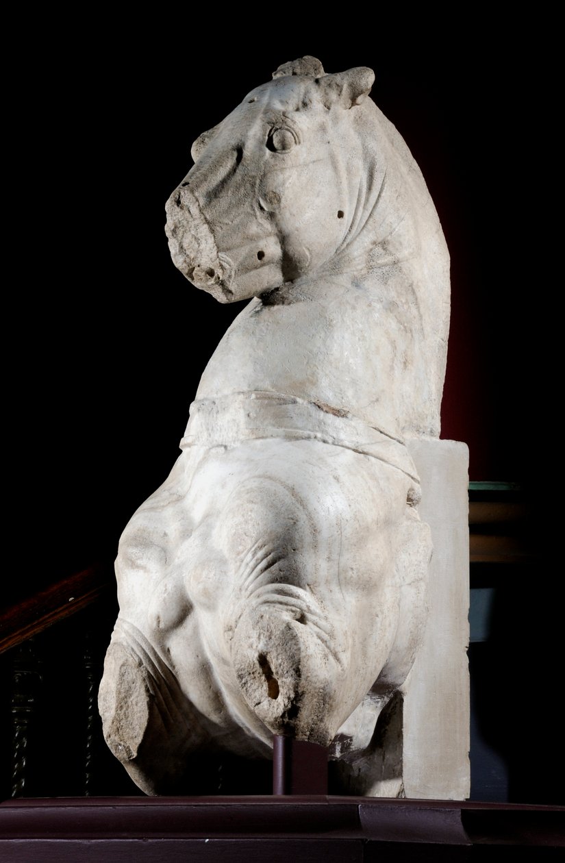 Fremre del av en hest (marmor) (se også 371182 og 371184) av Roman Roman
