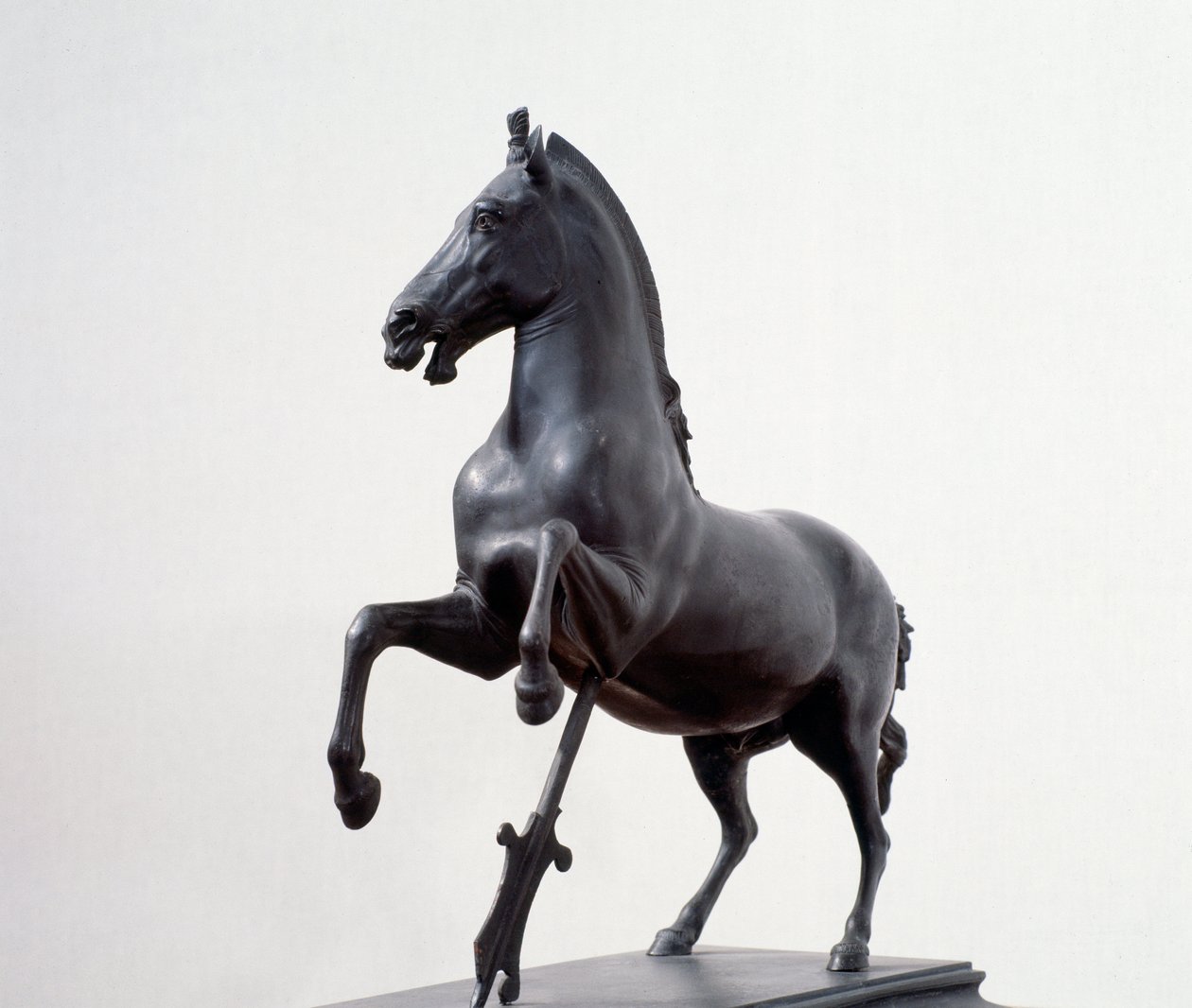 Galopperende hest (bronseskulptur etter en gresk original fra 400-tallet f.Kr.) av Roman Roman