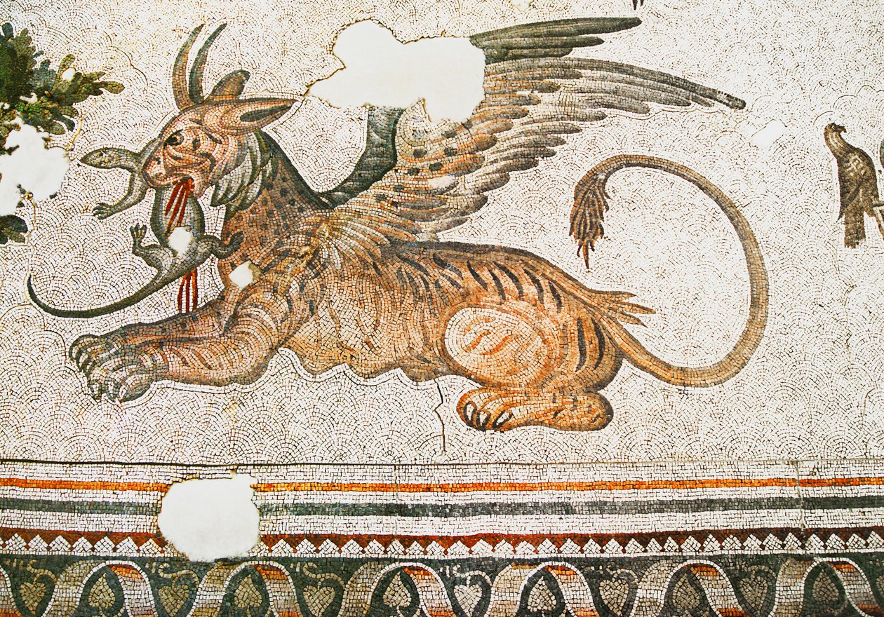 Mosaikk som viser en Tigress-Griffon som spiser en øgle, Arasta Bazaar, Sultan Ahmet-moskeen, Istanbul. av Roman Roman