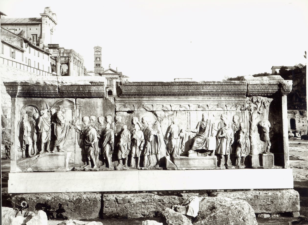 Pluteus av Trajan med skildringer av Institutio Alimentaria (marmor) (s/hvitt foto) av Roman Roman