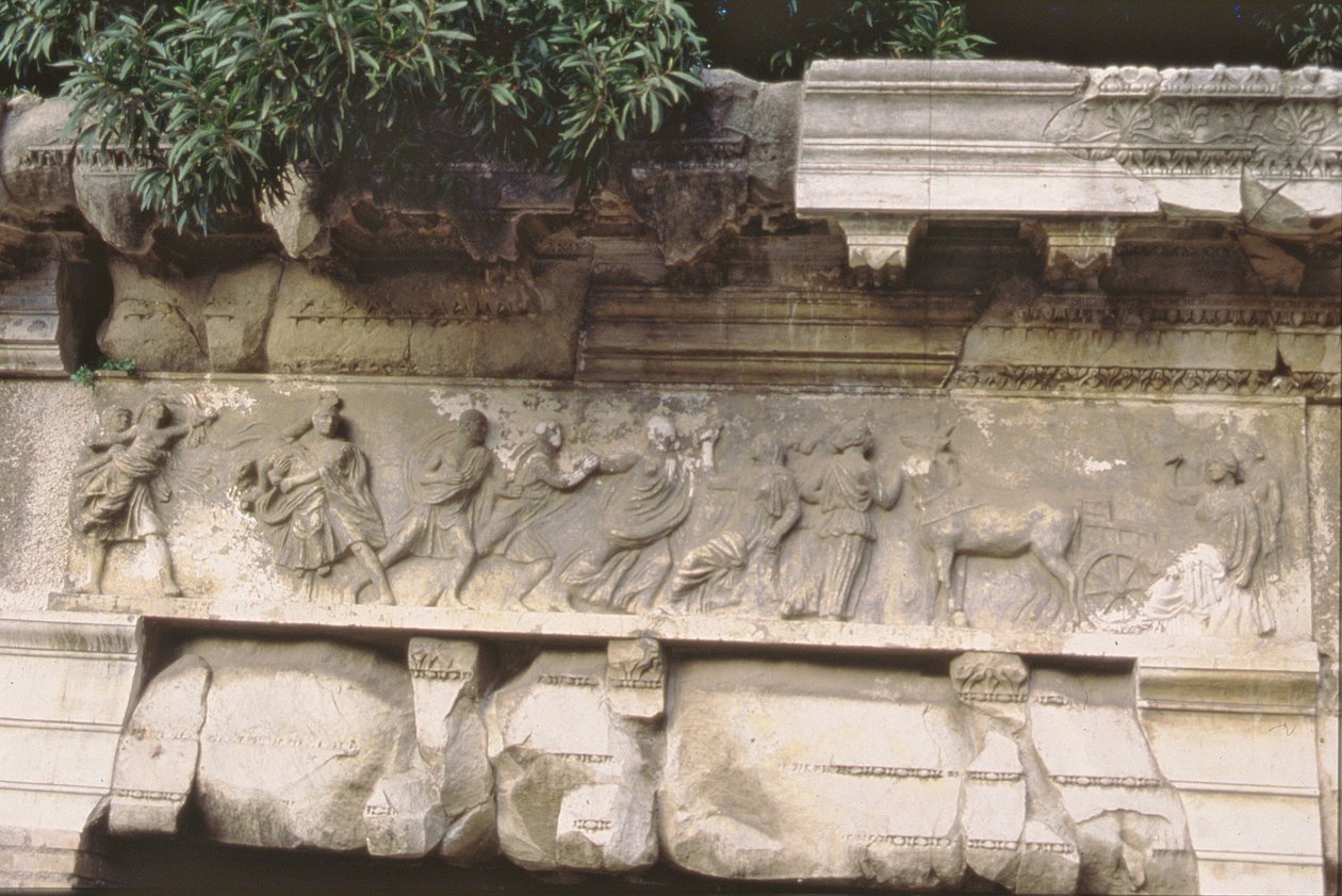 Voldtekt av sabinerne, fra en frise fra Basilica Aemilia (marmor) av Roman Roman
