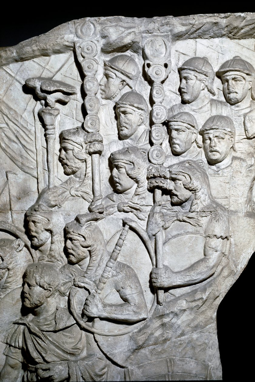 Romersk kunst: "" Krigere som bærer Vexillum (romerske bannere)"" Form fra 1862 som gjengir basrelieffene til søylen til Trajan (Trajane-søylen) (Colonna Traiana) i Roma bygget under keiser Trajans regjeringstid (53-117). Trajane-søylen til minne om v av Roman Roman
