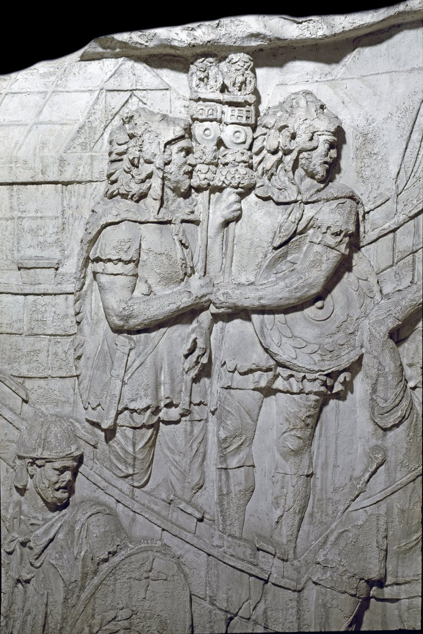 Romersk kunst: “” krigere som bærer den romerske ørnen (aquiliferes) ”” mold av 1862 som reproduserte bas-relieffene til søylen til Trajan (kolonne Trajane) (Colonna Traiana) i Roma bygget under regjeringen av Emperor Trajan (53-117) . Trajane-søylen til m av Roman Roman