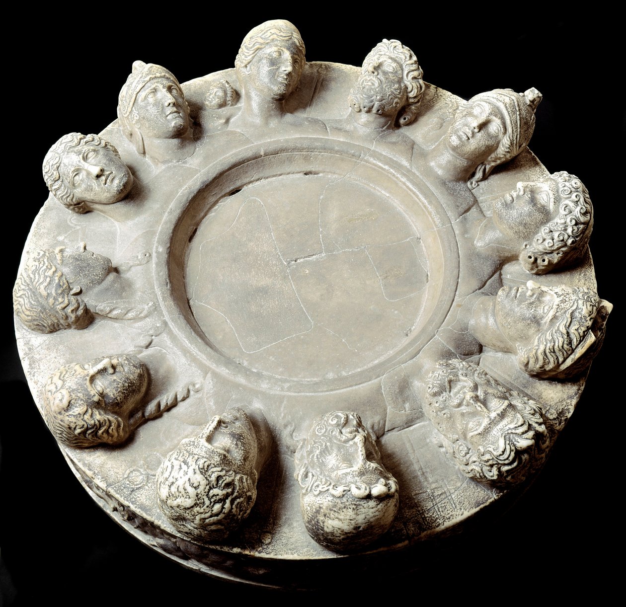 Romersk kunst: Marmoralter for de tolv gudene på Olympen - fra Gabii (Lazio) 1.-2. århundre e.Kr. - Paris, Louvre-museet - Alter for de tolv gudene på Olympen - Marmorskulptur, fra Gabii (Lazio) av Roman Roman