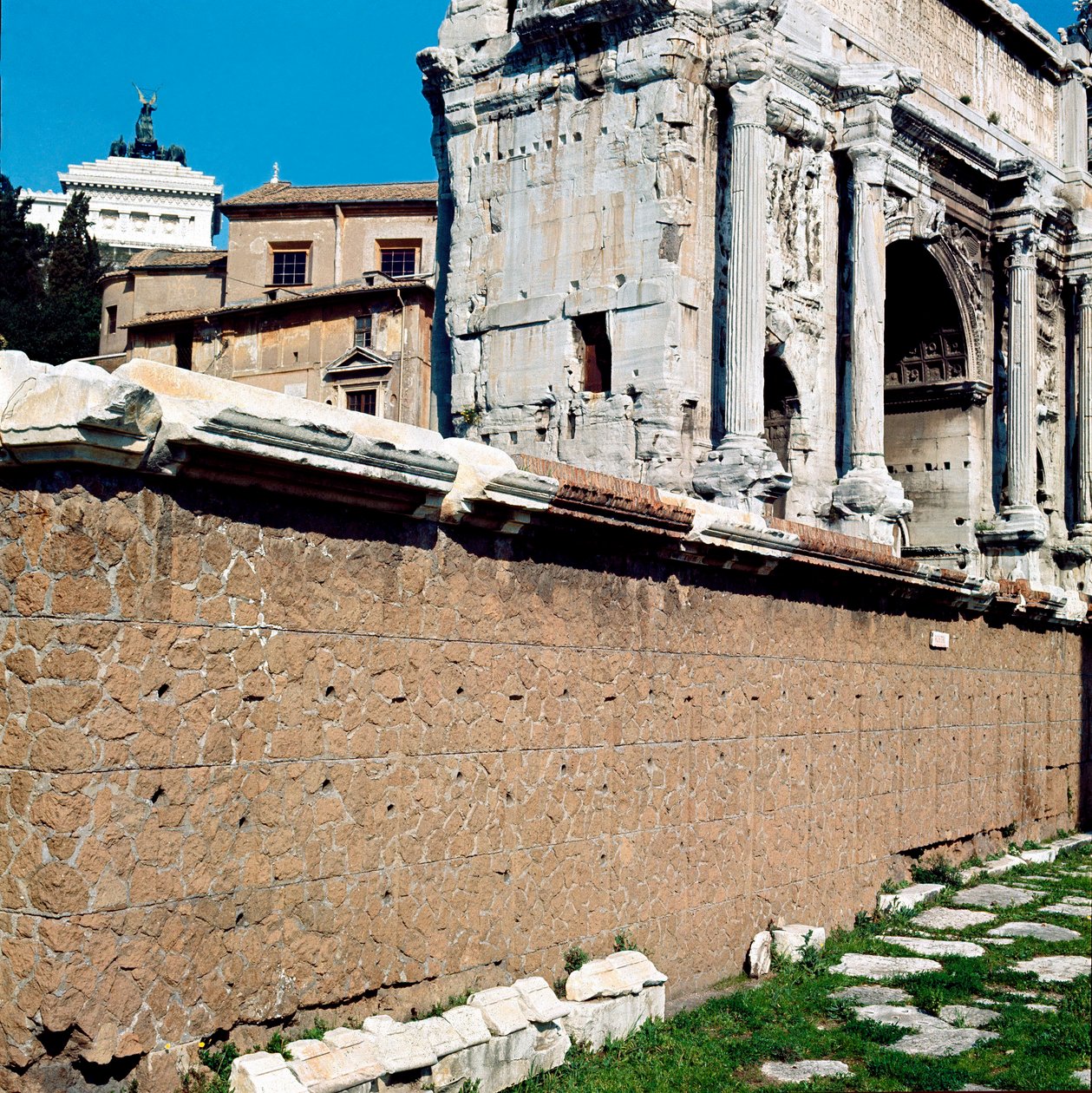 Forum Romanum: utsikt over Rostri (Rostra) (rostra) der møtene ble holdt. Roma av Roman Roman