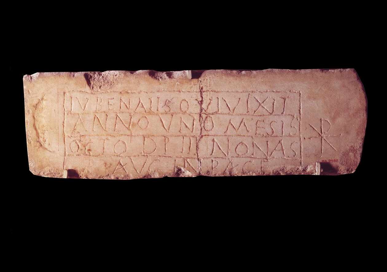 Romersk antikvitet: loculus plakett kalt Jubenalis, gravskrift av dødt barn. Fra katakombene i Roma. Paris, Louvre-museet av Roman Roman