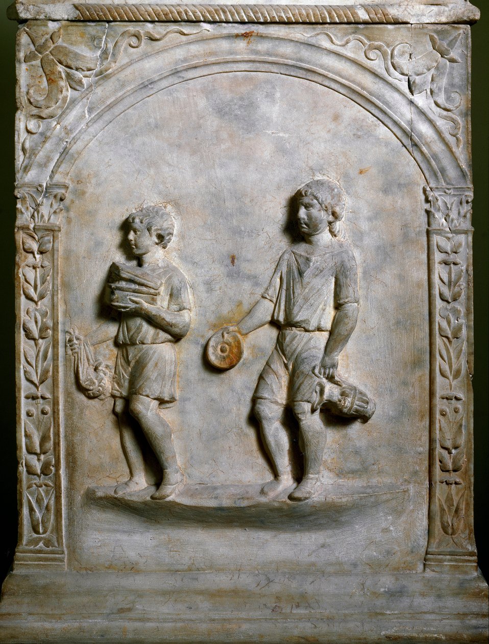 Romersk kunst: gravalter viser to tjenere som bærer gjenstander for ofring. Lav lindring. Roma, Museo Nazionale Romano av Roman Roman