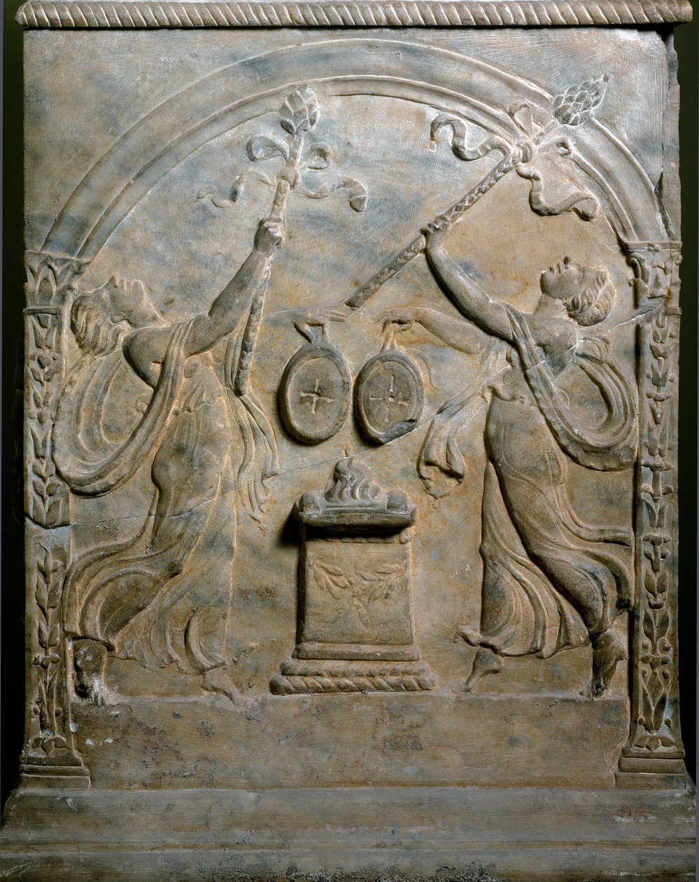 Romersk kunst: begravelsesalter som representerer to dansende menader. Lav lindring. Roma, Museo Nazionale Romano av Roman Roman