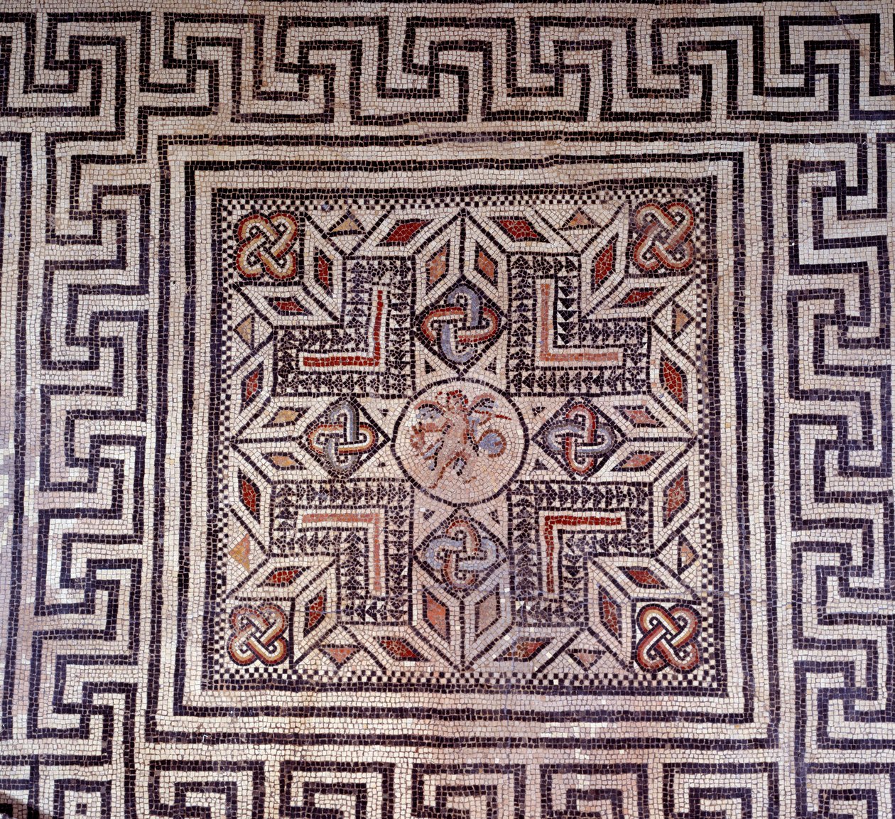 Romersk kunst: mosaikk med geometriske figurer. Nimes, arkeologisk museum. av Roman Roman