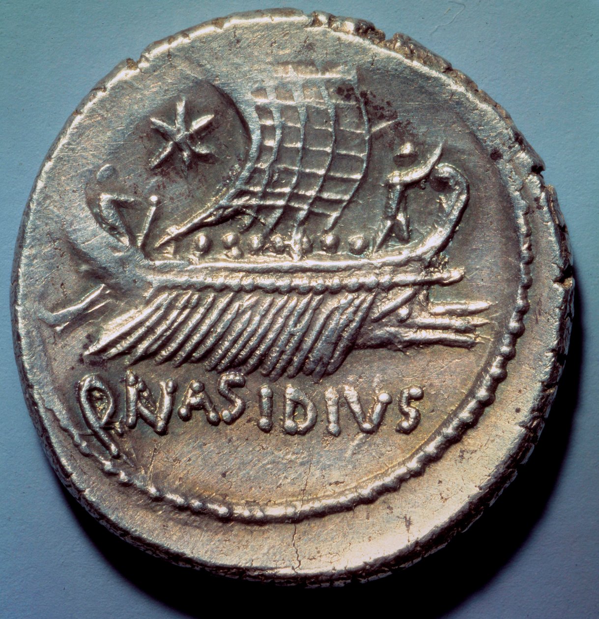 Romersk kunst: sølvmynt som representerer en romersk bysse. Paris, B.N. av Roman Roman