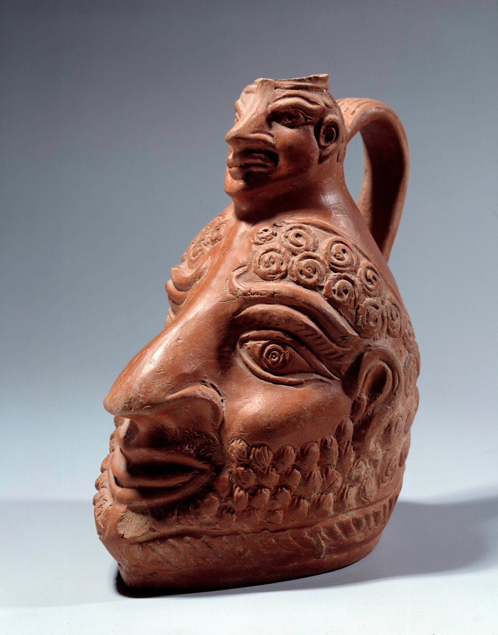 Romersk kunst: terrakottavase i form av dobbelthode. Paris, Louvre-museet av Roman Roman