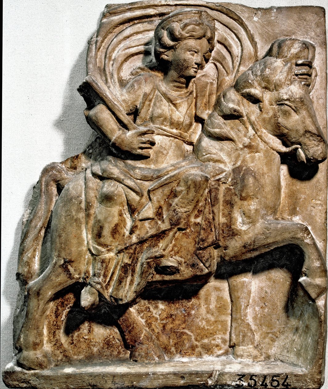 Romersk kunst: gudinnen Epona, guddom av gallisk opprinnelse, skytshelgen for ryttere og reisende. Kalksteinstele funnet i Gannat (Allier), Auvergne. Saint Germain en Laye. Museet for nasjonale antikviteter, av Roman Roman