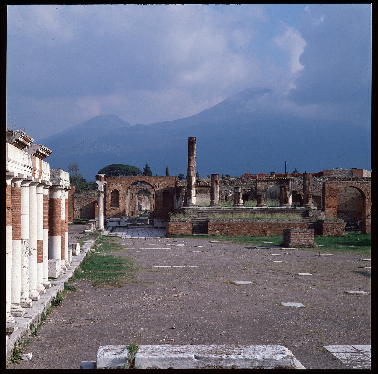 Romersk kunst: utsikt over forumet, det arkeologiske stedet Pompei (1. århundre f.Kr.-1. århundre e.Kr.) Italia (romersk kunst: utsikt over forumet til Pompeii av Roman Roman