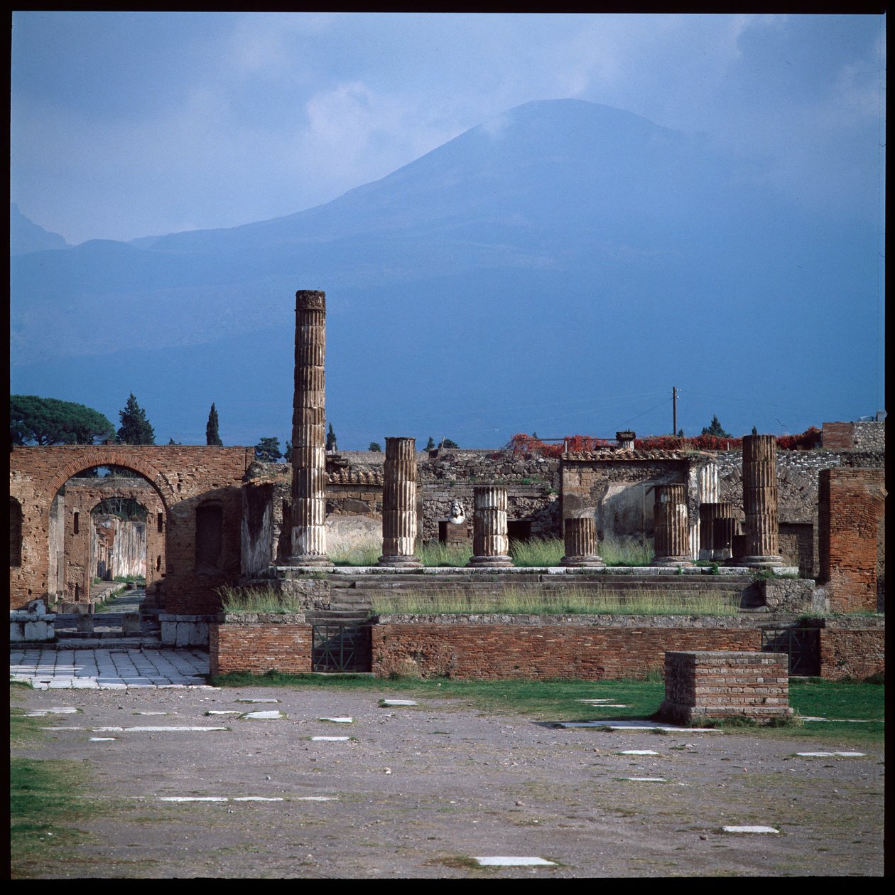 Romersk kunst: utsikt over forumet, det arkeologiske stedet Pompei (1. århundre f.Kr.-1. århundre e.Kr.) Italia (romersk kunst: utsikt over forumet Pompeii av Roman Roman