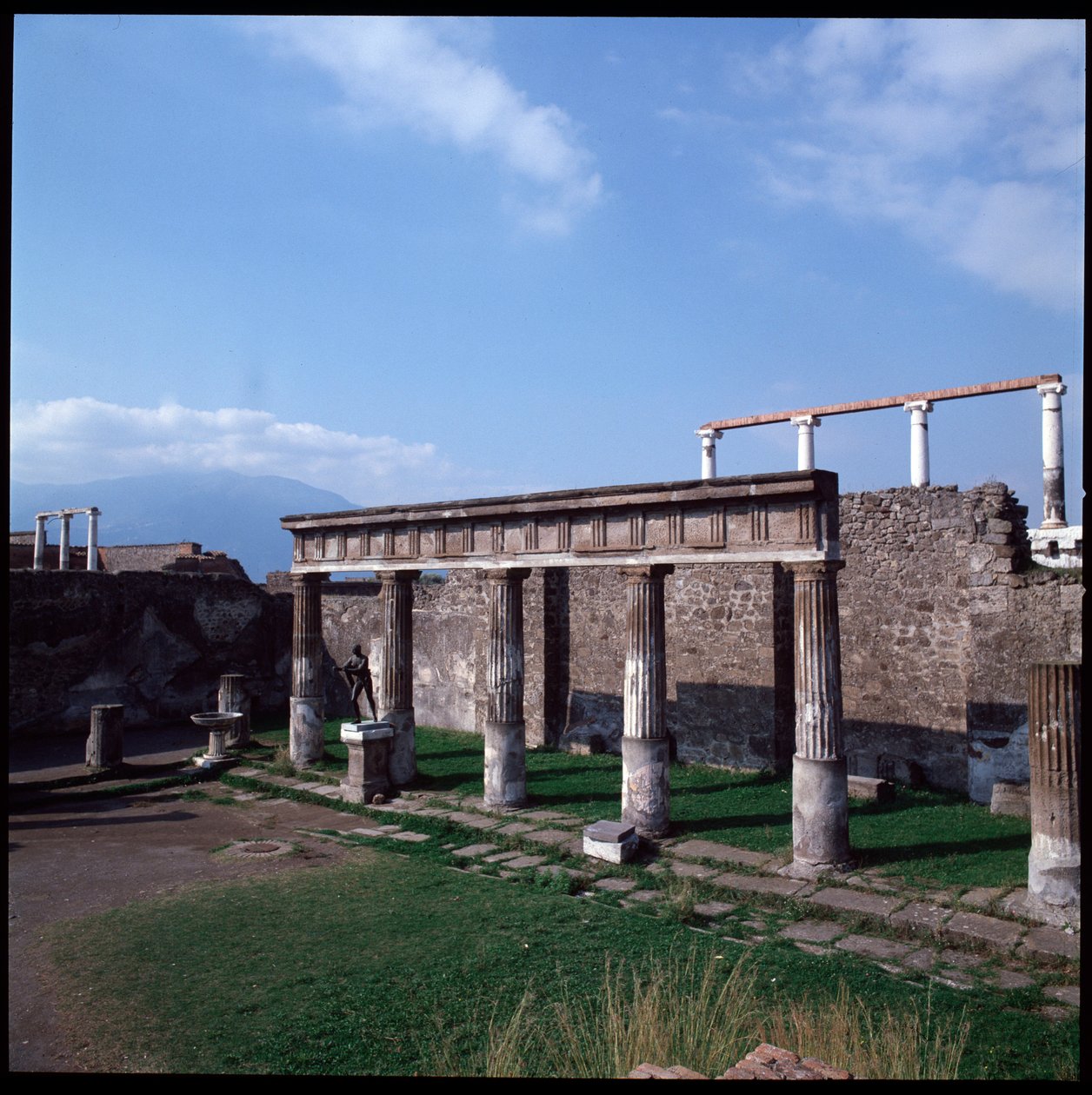 Romersk kunst: utsikt over tempelet til Apollo på det arkeologiske stedet Pompei (4. århundre f.Kr.-2. århundre f.Kr.) Italia (romersk kunst: utsikt over tempelet til Apollo, Pompeii, 4. århundre f.Kr.-2. århundre f.Kr., Italia) av Roman Roman