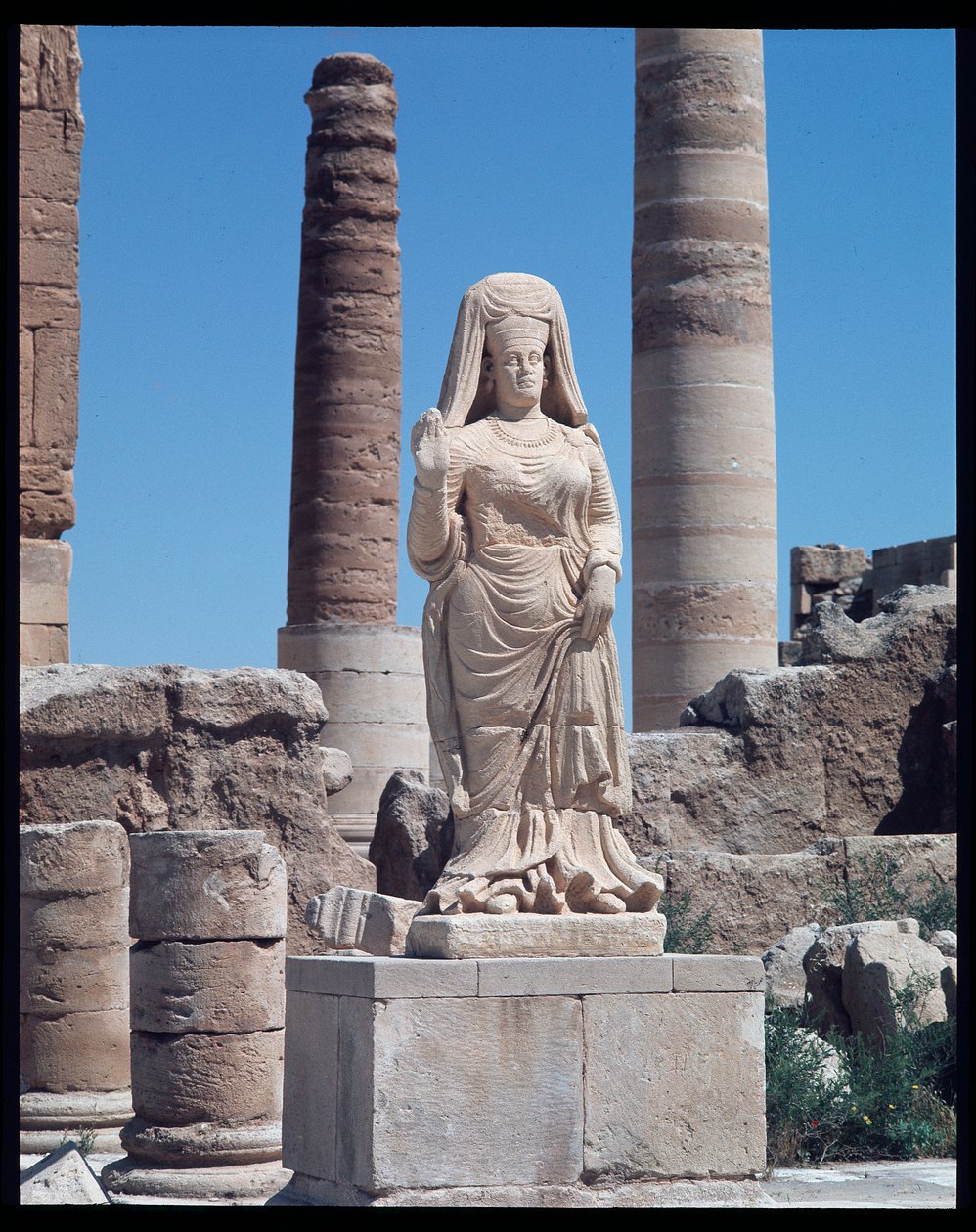 Ruiner med en statue av Abu Bint Damion (1. århundre e.Kr.) av Roman Roman